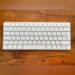 Apple Magic Keyboard A1644 Wireless Bluetooth French (Canada) Lightning